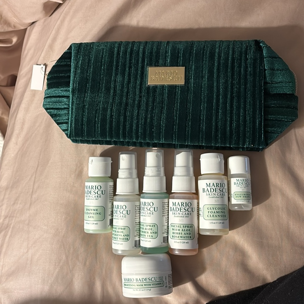 Mario Badescu Green Cosmetic Case with (7) samples NEW